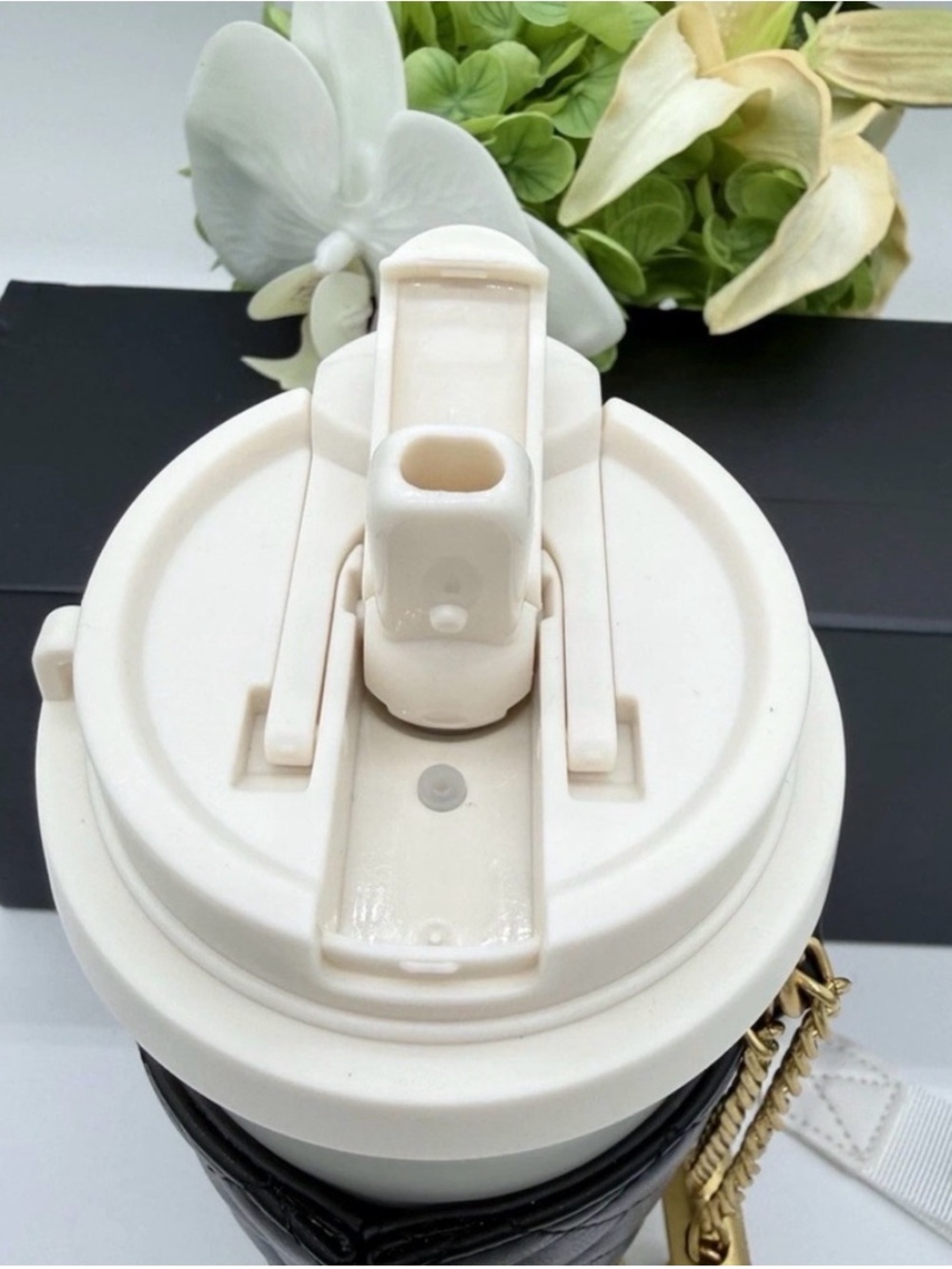 Limited Edition Beaute GWP/ VIP Tumbler w/Quilted
Crossbody Holder NWB - Picture 6 of 16